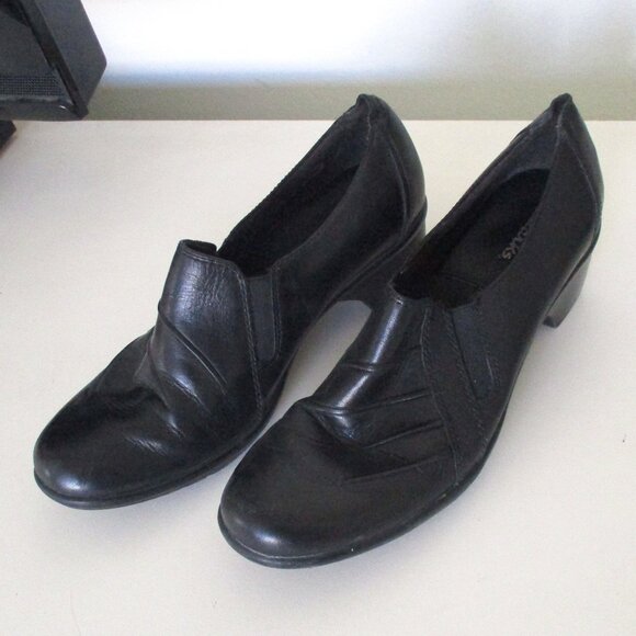 Clarks Womens Black Leather Ankle Bootie - Size 6.5M - Picture 6 of 9